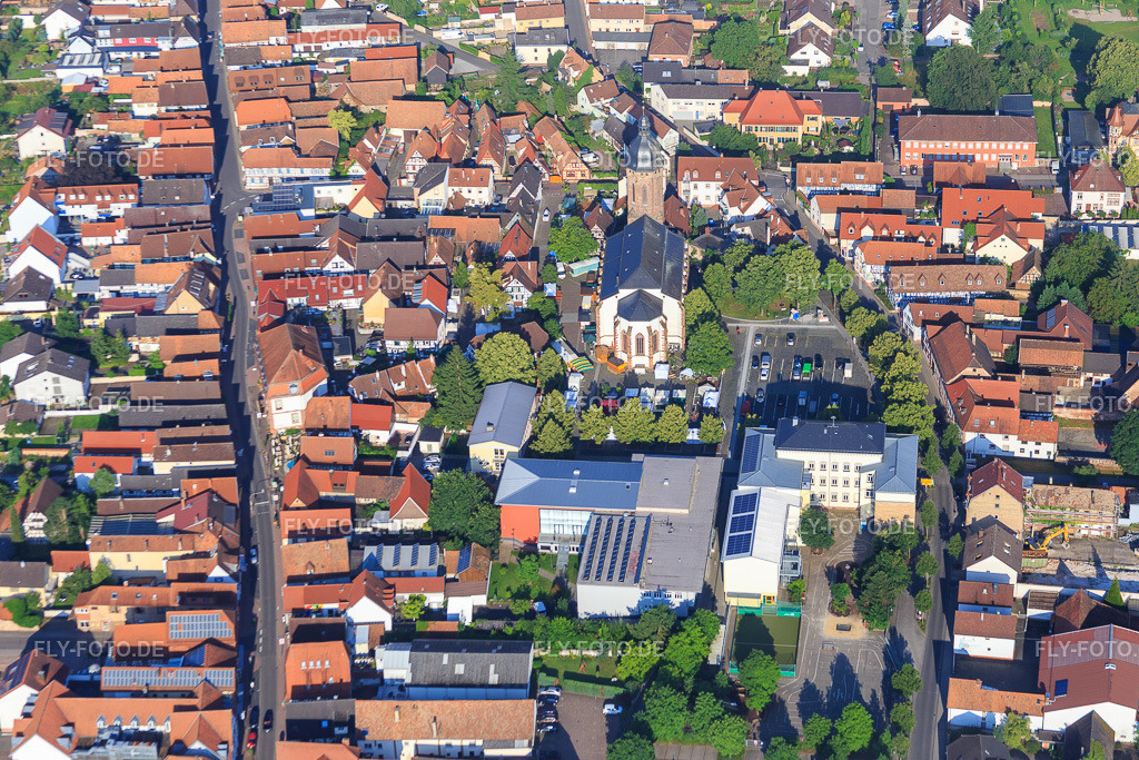 Stadthalle und Grundschule am Marktplatz von Osten | Luftbild: Stadthalle und Grundschule am Marktplatz von Osten in Kandel im Bundesland Rheinland-Pfalz in Deutschland. Foto: IMG_090008.jpg vom 26.06.2016 durch Werner Riehm/FLY-FOTO.de - Realisiert mit Pictrs.com