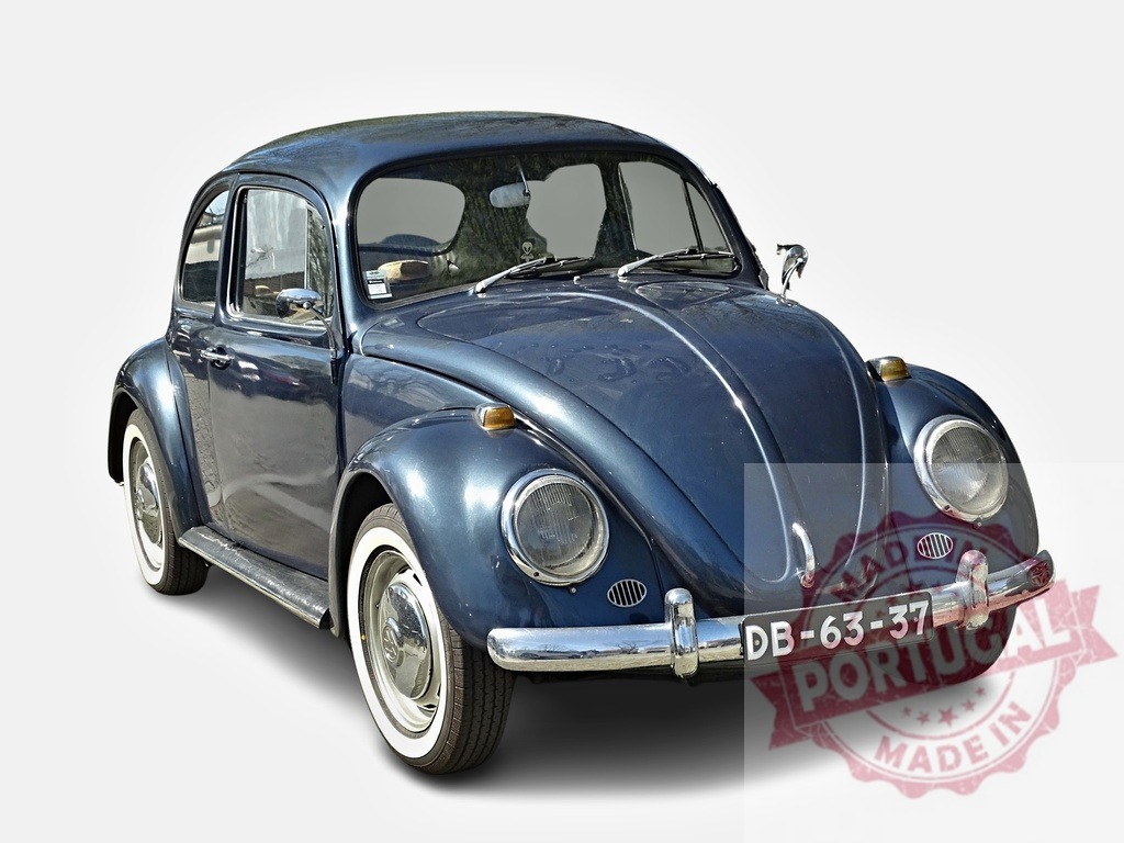 Dark blue Volkswagen Beetle posing on white background | Classic Volkswagen Beetle car parked on a white background, showcasing its vintage design - Realisiert mit Pictrs.com