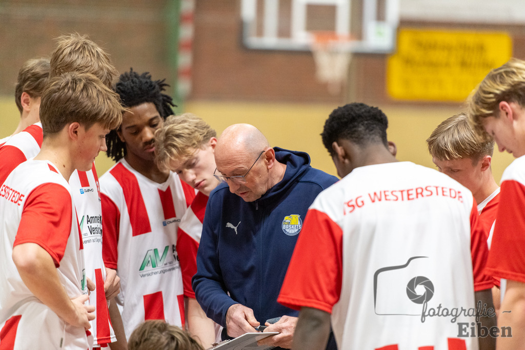 TSG Westerstede-Fortuna Logabirum | Basketball 2. Regionalliga; TSG Westerstede 2 (weiß)- Fortuna Logabirum (blau) am 12.12.2025 in Westerstede (Hössensportzentrum), Photo: Philip Eiben 2025 - Realisiert mit Pictrs.com