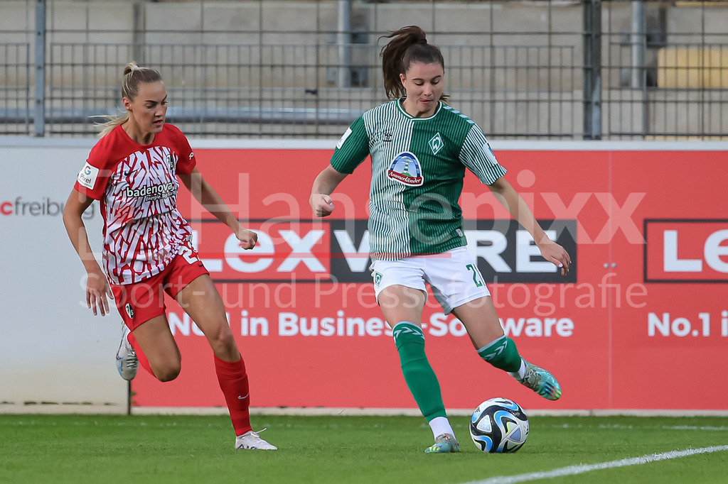 Fussball, Google Pixel Frauen-Bundesliga, SC Freiburg - SV Werder Bremen | v.li.: Marie Müller (SC Freiburg, 23) und Chiara Hahn (SV Werder Bremen, 21) im Zweikampf, Duell, Dynamik, Aktion, Action, Spielszene, DIE DFB-RICHTLINIEN UNTERSAGEN JEGLICHE NUTZUNG VON FOTOS ALS SEQUENZBILDER UND/ODER VIDEOÄHNLICHE FOTOSTRECKEN. DFB REGULATIONS PROHIBIT ANY USE OF PHOTOGRAPHS AS IMAGE SEQUENCES AND/OR QUASI-VIDEO.
