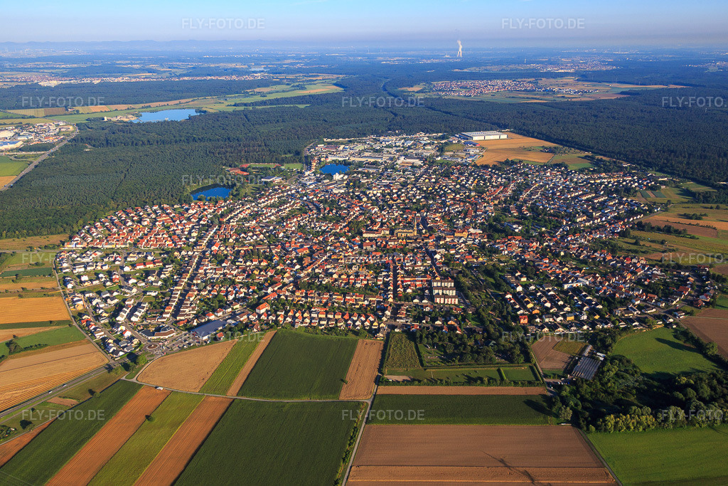 Luftbild: Stadtansicht aus Osten in Forst im Bundesland Baden-Württemberg in Deutschland. Foto: IMG_092346.jpg vom 01.08.2016 durch Werner Riehm/FLY-FOTO.de