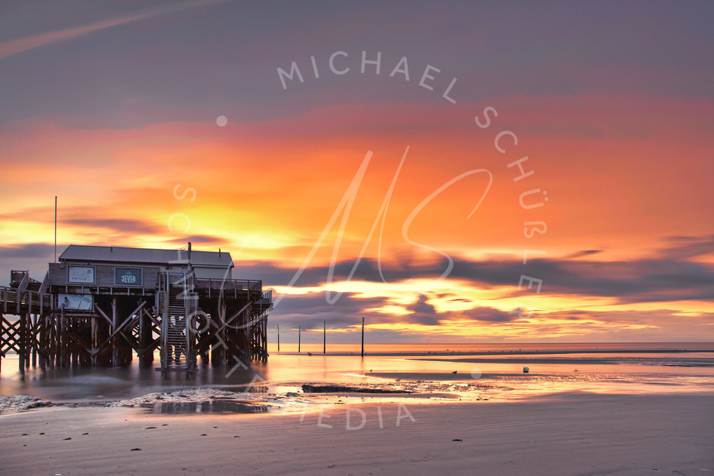 2021-08-27 Strand Rosa Sonnenuntergang - 051 | Sonnenuntergang an einem Pfahlbau - Realisiert mit Pictrs.com