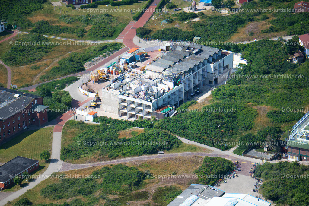Langeoog_ELS_0715250622 | LANGEOOG 25.06.2022 Neubau- Baustelle der Hotelanlage in Langeoog auf der Insel Langeoog im Bundesland Niedersachsen, Deutschland. // New construction site the hotel complex in Langeoog on island Langeoog in the state Lower Saxony, Germany. Foto: Martin Elsen