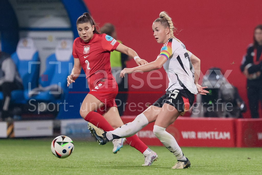 Fussball, EM-Qualifikation Frauen, Deutschland - Polen | v.li.: Martyna Wiankowska (Polen, 2) und Giulia Gwinn (Deutschland, DFB, 15) im Zweikampf, Duell, Dynamik, Aktion, Action, Spielszene
