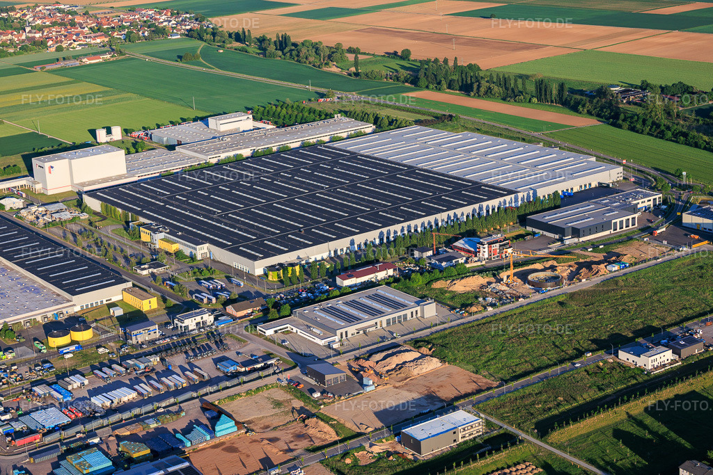 Luftbild: Industriegebiet Interpark mit Mercedes-Benz Logistikcenter aus Nordwesten in Offenbach an der Queich im Bundesland Rheinland-Pfalz in Deutschland.Foto: IMG_156415.jpg vom 09.05.2026 durch Werner Riehm/FLY-FOTO.deAuflösung des Originals: 5391 x 3594 pxWWW.MERCEDES-BENZ.COM