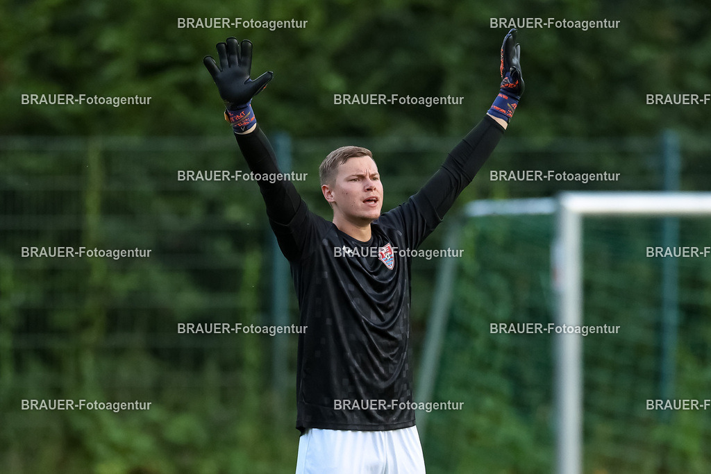 1_KFCWAT_20250723_1038.JPG -  - KFC Uerdingen - SG Wattenscheid 09 - Testspiel | Krefeld, Deutschland, 23.07.25: Torwart Jonas Holzum (KFC Uerdingen) gestikuliert, Gestik waehrend des Testspiel Spiels zwischen KFC Uerdingen - SG Wattenscheid 09 in der Covestro Sportpark am 23. July 2025 in Krefeld, Deutschland. (Foto von Stefan Brauer/Brauer-Fotoagentur)
