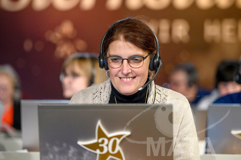 _DWI5933 | Telefonspende Empfänger bei '30 Jahre Sternstunden-Gala 2023' in der Frankenhalle. Nürnberg, 15.12.2023 - Realisiert mit Pictrs.com