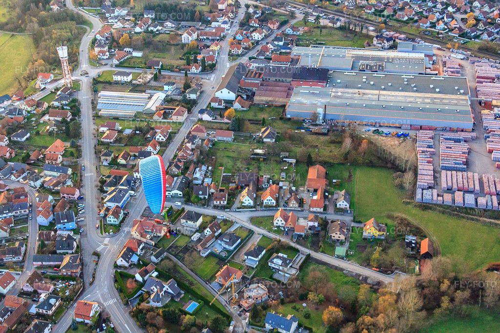 Aerial view: Rue de la Gare in Seltz in the state Bas-Rhin, France. – Photo: IMG_22959.jpg taken on 11/21/2009 by Werner Riehm/FLY-FOTO.com – Resolution of the original: 4752 x 3168 px