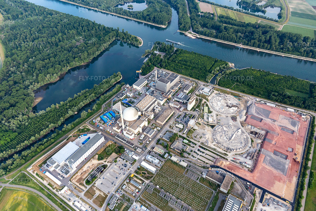 Luftbild: ehemaliges KKW Phillippsburg nach der Sprengung zum Abriss der beiden Kühltürme in Philippsburg im Bundesland Baden-Württemberg in Deutschland. Foto: IMG_120820.jpg vom 03.06.2020 durch Werner Riehm/FLY-FOTO.de