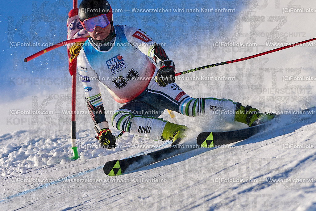 ALP4423_MASTERS-Cup_GS-A Herrn_Borovinsek Samuel | (C)FotoLois.com, Alois Spandl. FIS Masters-Cup Wildschönau, Giant Slalom auf der Piste Schatzberg GS, Siegerehrung auf dem Dorfplatz Niederau, Sa 13. Januar 2024.
