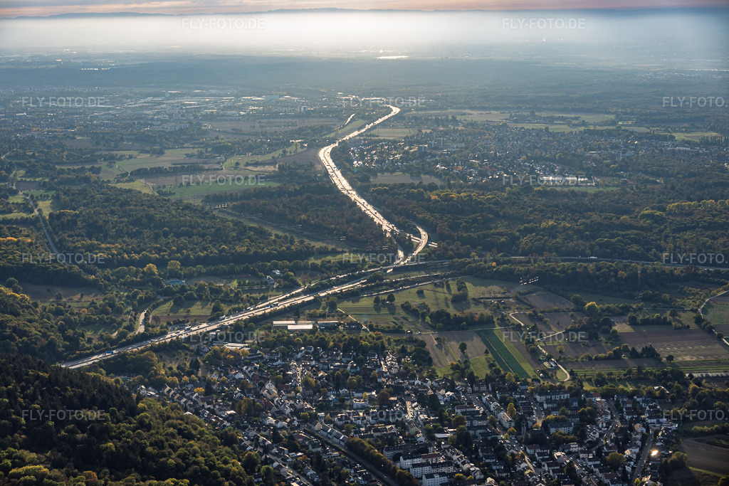 Luftbild: Autobahndreieck Karlsruhe mit A5 und A6 am Abend im Ortsteil Wolfartsweier in Karlsruhe im Bundesland Baden-Württemberg in Deutschland. – Foto: IMG_159969.jpg vom 16.10.2026 durch Werner Riehm/FLY-FOTO.de – Auflösung des Originals: 6000 x 4000 px