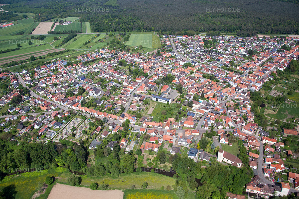 Luftbild: Dorfansicht in Berg im Bundesland Rheinland-Pfalz in Deutschland. Foto: IMG_078589.jpg vom 08.05.2015 durch Werner Riehm/FLY-FOTO.de