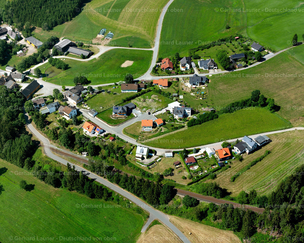 wfl_2629751.jpg | SELBITZ 12.07.2006 Ortsansicht der Straßen und Häuser der Wohngebiete im Ortsteil Rothenbürg in Selbitz im Bundesland Bayern, Deutschland. // Town View of the streets and houses of the residential areas in the district Rothenbuerg in Selbitz in the state Bavaria, Germany. Foto: Gerhard Launer