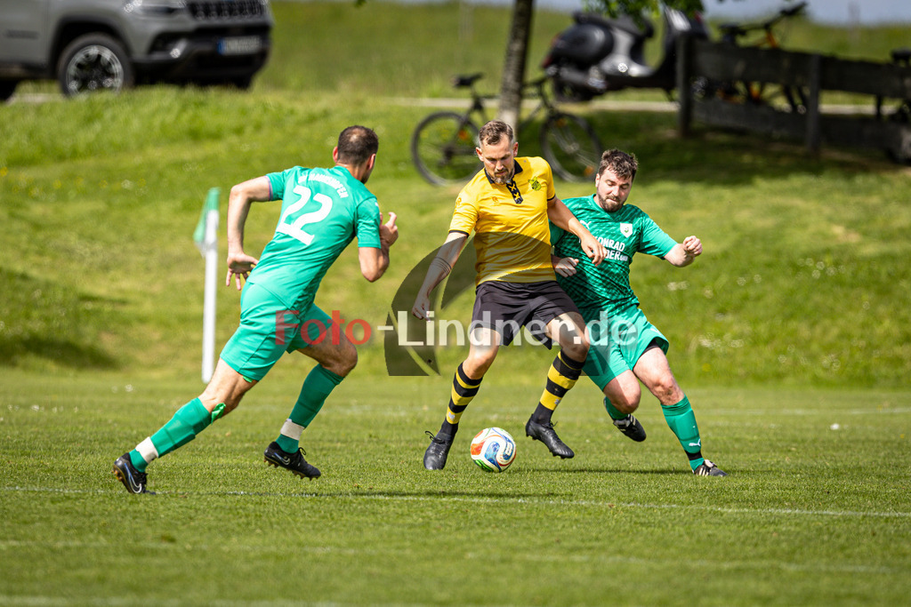 SV Haunshofen gegen TSV Perchting-Hadorf | Fußball Herren A-Klasse Gruppe 5 Zugspitze 2025/26 24. Spieltag, SV Haunshofen gegen TSV Perchting-Hadorf, 20260517,Zweikampf,2026-05-17 in 82407 Haunshofen (Rasenplatz 1, Hauptstraße 60), Tim FREIWALD (SV Haunshofen 22), Christoph KAMMERLAND (TSV Perchting-Hadorf 18), Maximilian STEIGENBERGER (SV Haunshofen 3)Copyright: WolfgangxLindner www.foto-lindner.de