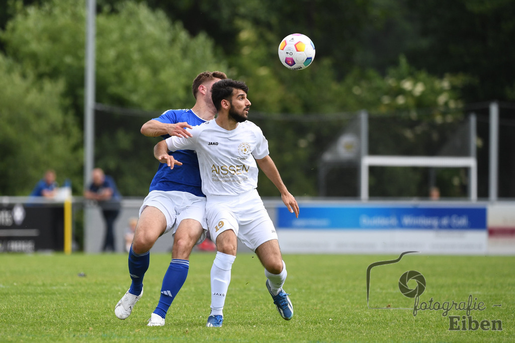 1. FC Nordenham-SV GOTANO | Kreispokal Finale Jade-Weser-Hunte 1. Mannschaften; 1.FC Nordenham (weiß)-SV GOTANO (blau) am 15.06.2025 in Rastede (Sportanlage Köttersweg), Photo: Philip Eiben 2025 - Realisiert mit Pictrs.com