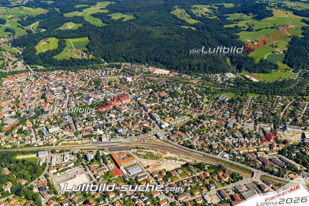 Aktuelles Luftbild von  Traunstein - Die Luftaufnahme wurde 2022 mittels UL-Flugzeug erstellt ( keine Drohne ) - hochauflösende Kamera-Systeme von  Canon -Beste Qualität - Für grossformatige Ausdrucke geeignet. Die Geschenkidee !