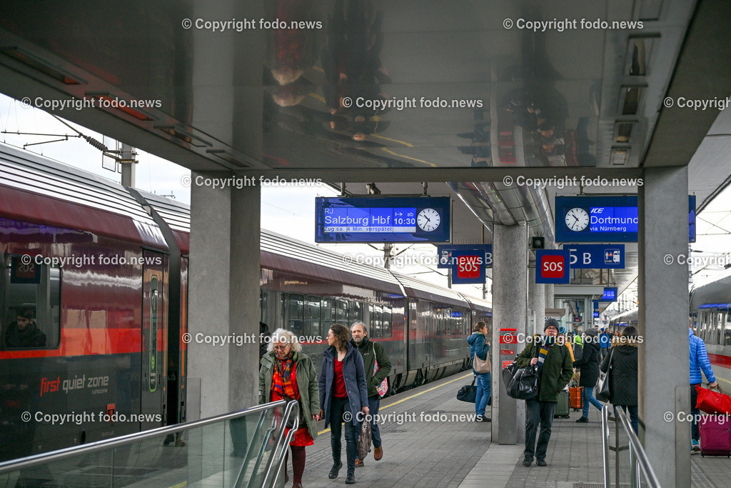 Hauptbahnhof Linz_ Bahnhofshalle_ Bahnsteig_ 26.12.2023-34 | 26.12.2023, Hauptbahnhof Linz, AUT, Bahnhofshalle und Bahnsteig, im Bild Bahnhofshalle, Bahnsteig, Zug, Fahrgaeste, Ticket, Ticketautomat, OEBB, Reisende, Gepaeck, Railjet, Westbahn, ICE, DB, Schild, Anzeigetafel, Linz