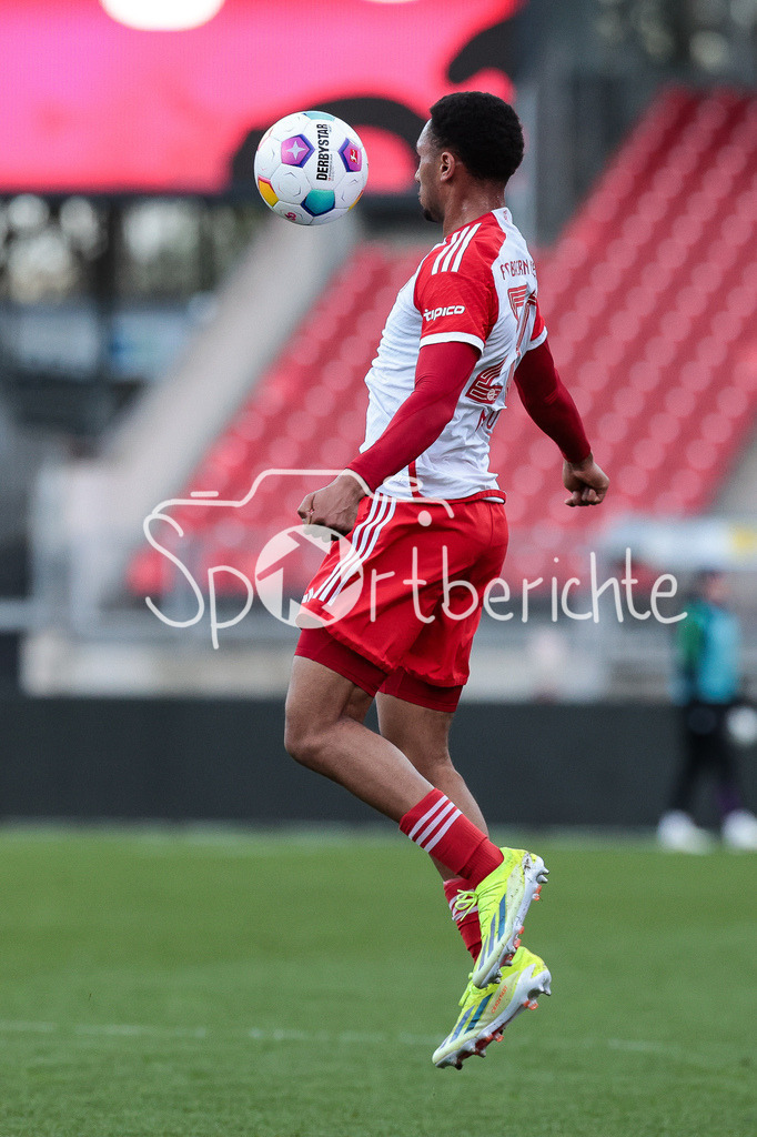1. FC Nürnberg II - FC Bayern Amateure | am Ball Vincent MANUBA (FCB #20) / Freisteller / Einzelfoto