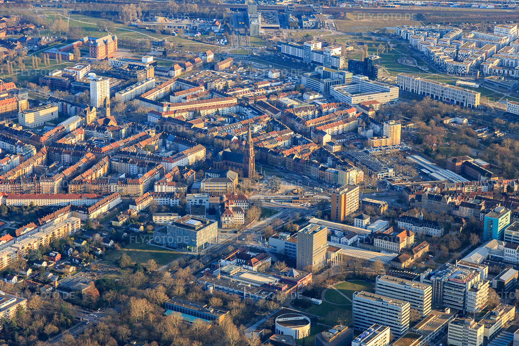 Luftbild: Durlacher Tor von Norden mit Kirche St. Bernhard im Ortsteil Oststadt in Karlsruhe im Bundesland Baden-Württemberg in Deutschland. Foto: IMG_145475.jpg vom 07.03.2025 durch Werner Riehm/FLY-FOTO.deWWW.ST-RAPHAEL-KA.DE