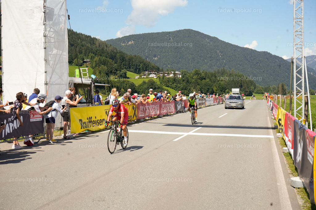 729_20230817_Bewerb_Maenner_Muehlanger | AUT - OESTERREICH, 2023-08-16: SPORT RENNRAD-FAHREN - 55. INTERNATIONALER RADWELTPOKAL IN ST. JOHANN IN TIROL  - Vintage-Radrennen mit WM-Bronze-Medaillen-Siegerin Christina Schweinberger, den Teilnehmer und Alexander Baumann (vom Orginastions-Team) - TAG 2 BEWERB MAENNER IN SECHS GRUPPEN  ; Foto: Roland Muehlanger