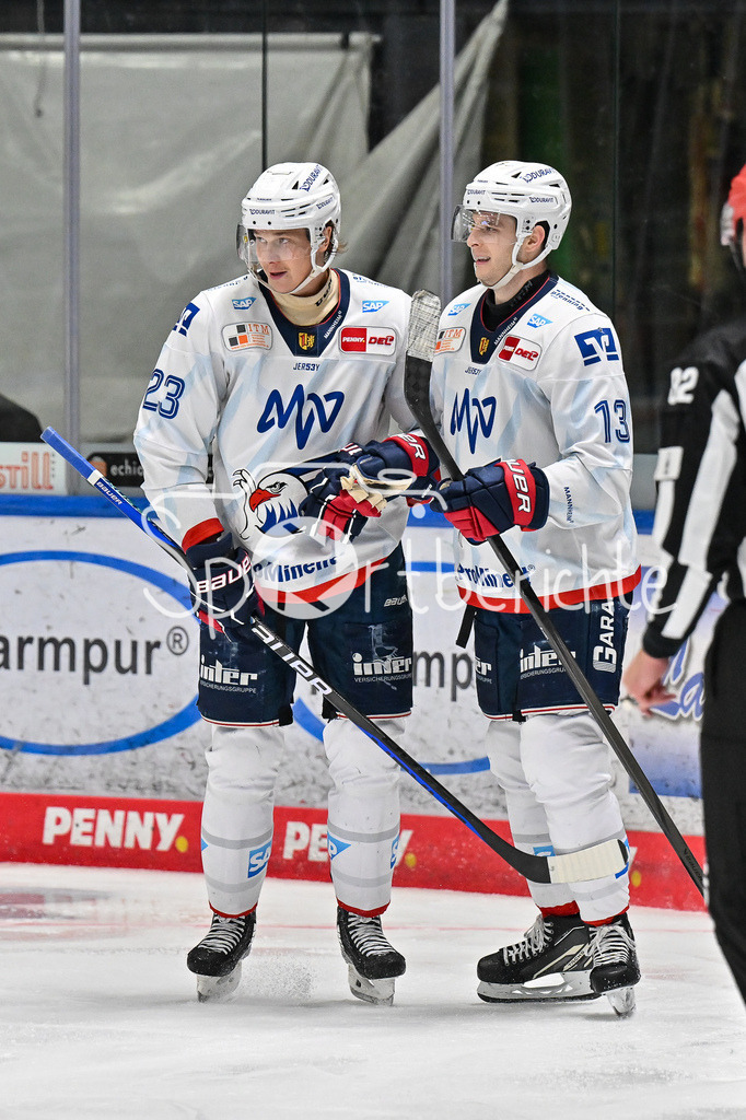 Augsburger Panther - Adler Mannheim | Jubel der Gaeste nach dem Treffer zum 0-3 durch Stefan LOIBL (Adler Mannheim 13) / Freude / Happy / Tor / torschuetze / DEL: Augsburger Panther - Adler Mannheim, Curt Frenzel Stadion am 26.12.2024