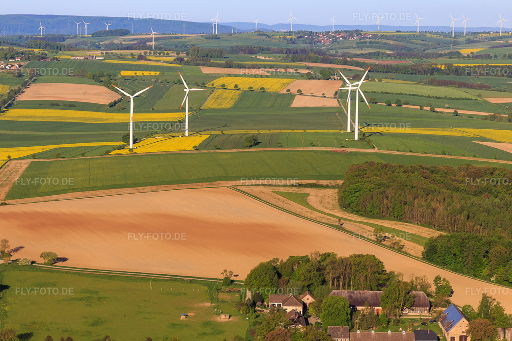 Luftbild: Ovelgönne am Windpark Kugelberg Hohe in Ottenstein im Bundesland Niedersachsen in Deutschland. Foto: IMG_107171.jpg vom 05.05.2018 durch Werner Riehm/FLY-FOTO.de