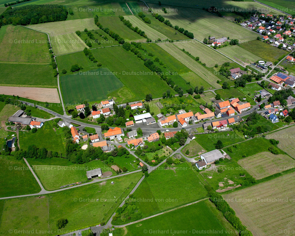 2614035 | EICHENROD 09.06.2006 Landwirtschaftliche Nutzflächen und Feldgrenzen  umsäumen das Siedlungsgebiet des Dorfes in Eichenrod im Bundesland Hessen, Deutschland // Agricultural land and field boundaries surround the settlement area of the village  in Eichenrod in the state Hesse, Germany Foto: Gerhard Launer