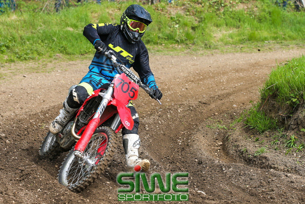 Motocross 1. Mai | Top-Sport beim 70. Motocross am Eyller Berg - Sidecar-Weltmeister am Start

Das 70. Motocross auf dem Eyller-Berg-Kurs bot den Motorsportfans zum Jubiläum ein hochkarätiges Sportprogramm. Der Motorclub Kamp-Lintfort hatte mit 3 Klassen ein volles Programm für den 1. Mai auf dem Plan. Die Rennen zur Europa offenen Deutschen Meisterschaft gab es gleich im im Doppelpack.
Als sportliches Highlight werden bei den Sidecars, wie die Seitenwagen international heißen, die besten deutschen Gespanne gegen internationale Topteams antreten.
In der Solodisziplin stehen die "Big Boys" der Open-DM am Start. - Realisiert mit Pictrs.com