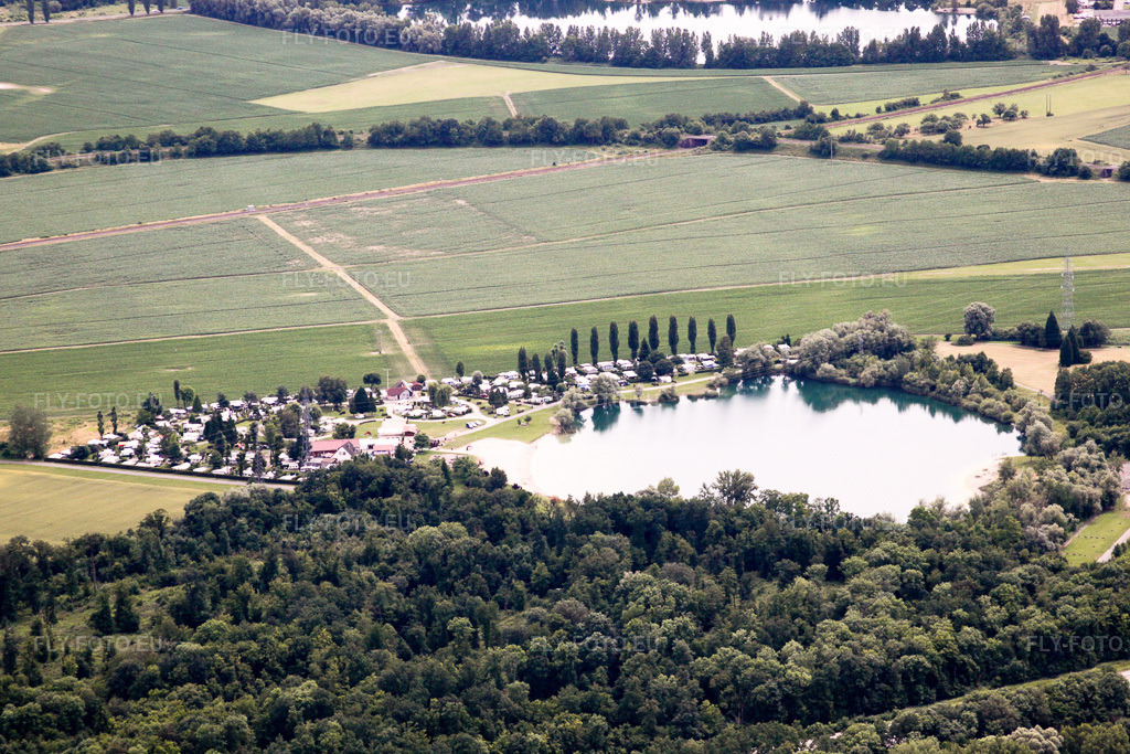 Vue aérienne: Camping Plage du Staedly à Rœschwoog dans le département Bas Rhin, France – .Photo: IMG_19089.jpg prise le 20/06/2009 par Werner Riehm/FLY-FOTO.eu – Résolution de l'original: 4752 x 3168 px