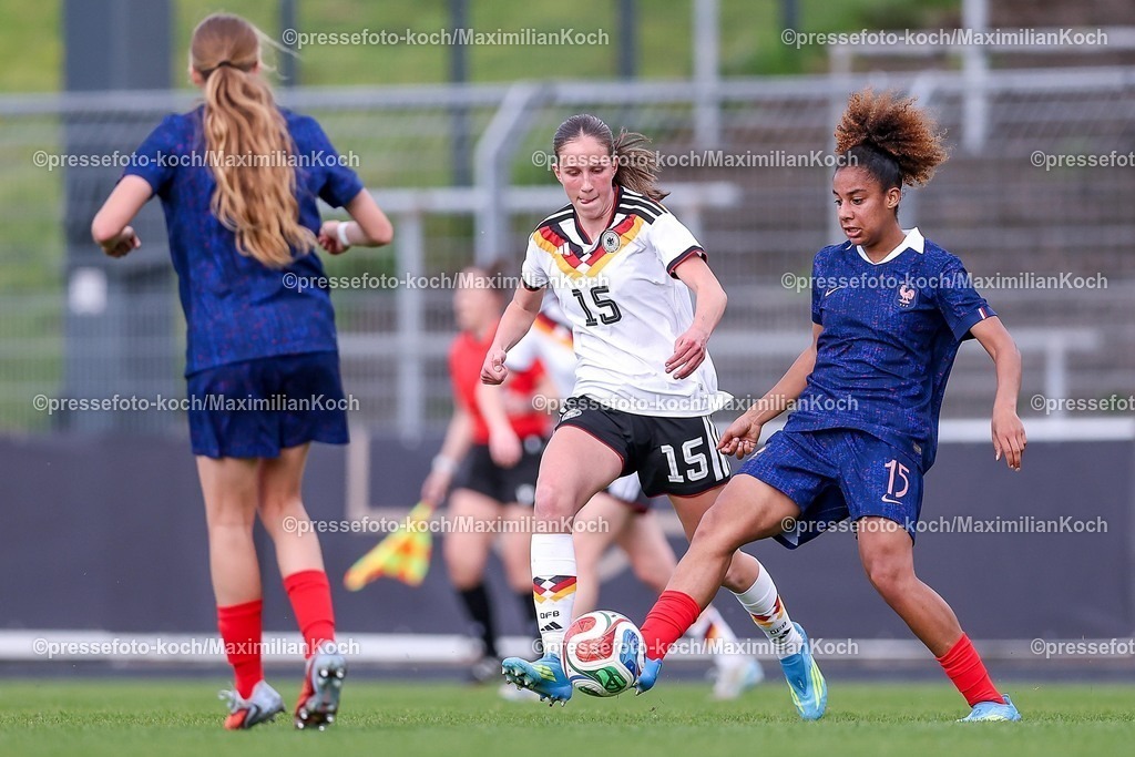 DFB16042601025 | 16.04.2026, Essen, Fußball, UEFA Womens UNDER 19 Championship qualification, Germany - France, Stadion Uhlenkrug, Saison 2025 / 2026: Maj Schneider (Deutschland U19 #15) im Zweikampf gegen  Maissa Fathallah (Frankreich U19 #15)  DFB regulations prohibit any use of photographs as image sequences and or quasi-video.