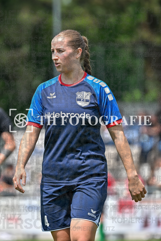 GER, FC Hauingen - SV Waldhaus, Frauen-Fussball, Rothaus Bezirkpokal, Finale, Saison 2024/2025, 29.05.2025 | Lea Daum (FC Hauingen, #04)GER, FC Hauingen - SV Waldhaus, Frauen-Fussball, Rothaus Bezirkpokal, Finale, Saison 2024/2025, 29.05.2025Foto: TH Fotografie/Thomas Hess