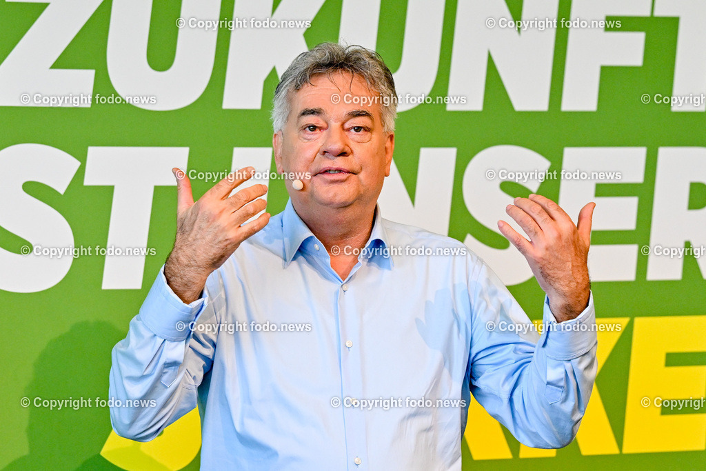 Landesversammlung der Gruenen Ooe 2023_ Zukunft ist unsere Staerke_ 21.10.2023-52 | 21.10.2023, Lentos Linz, AUT, Landesversammlung der Gruenen Ooe 2023, Zukunft ist unsere Staerke, im Bild Vizekanzler Werner Kogler (Die Gruenen, Vizekanzler, Kunst, Kultur, oeffentlichen Dienst und Sport)