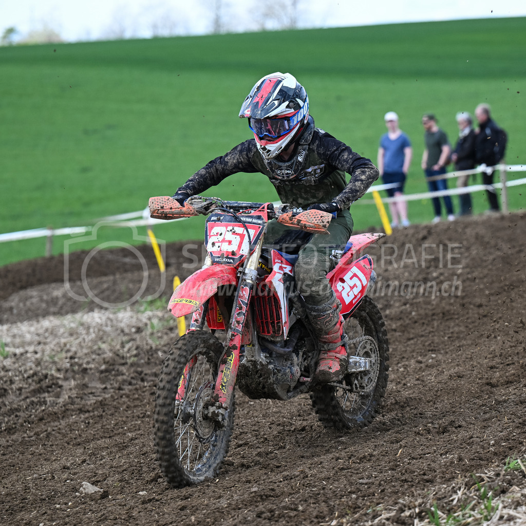 Motocross Schlatt bei Winterthur - 29. April 2023 | #251 Bischof Siro aus Unterlunkhofen (CH) auf Honda Crf 250 R in der Kategorie MX2 am Motocross Schlatt bei Winterthur, 29. April 2023.
Instagram: @mx_schlatt | @mc_wila | @sam_schweiz
Bild: Sportfotografie Markus Aeschimann | www.markus-aeschimann.ch - Realisiert mit Pictrs.com