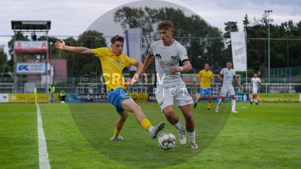 Fußball, Herren, Saison 2025/2026, Regionalliga Nordost, 4. Spieltag, FSV 63 Luckenwalde vs. BFC Preussen, Samstag 22.08.2025, Werner-Seelenbinder-Stadion Luckenwalde | Fußball, Herren, Saison 2025/2026, Regionalliga Nordost, 4. Spieltag, FSV 63 Luckenwalde vs. BFC Preussen, Samstag 22.08.2025, Werner-Seelenbinder-Stadion Luckenwalde, Im Bild: Tim Maciejewski (l. Luckenwalde) und Alexander Dikarev (r. Preussen) - Realisiert mit Pictrs.com