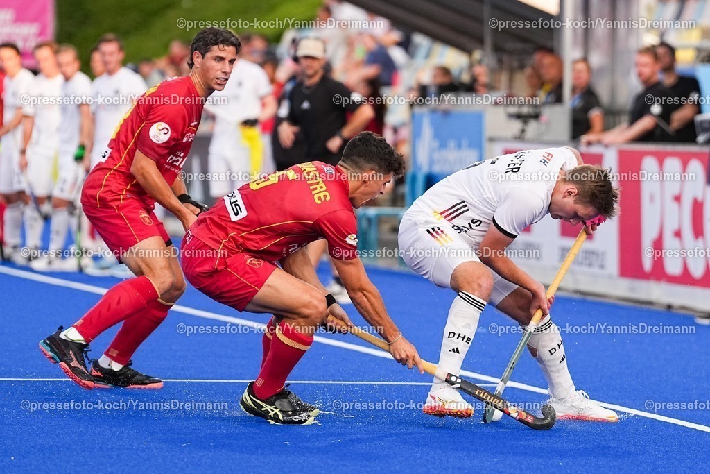 xydrx14082504007 | 14.08.2025, xydrx, Herren EuroHockey Championship 2025, Halbfinale, Deutschland - Spanien, Sparkassenpark Mönchengladbach: Joaquin Menini (ESP #18) und Jordi Bonastre (ESP #5) im Zweikampf gegen Hannes Mueller (GER #25)
