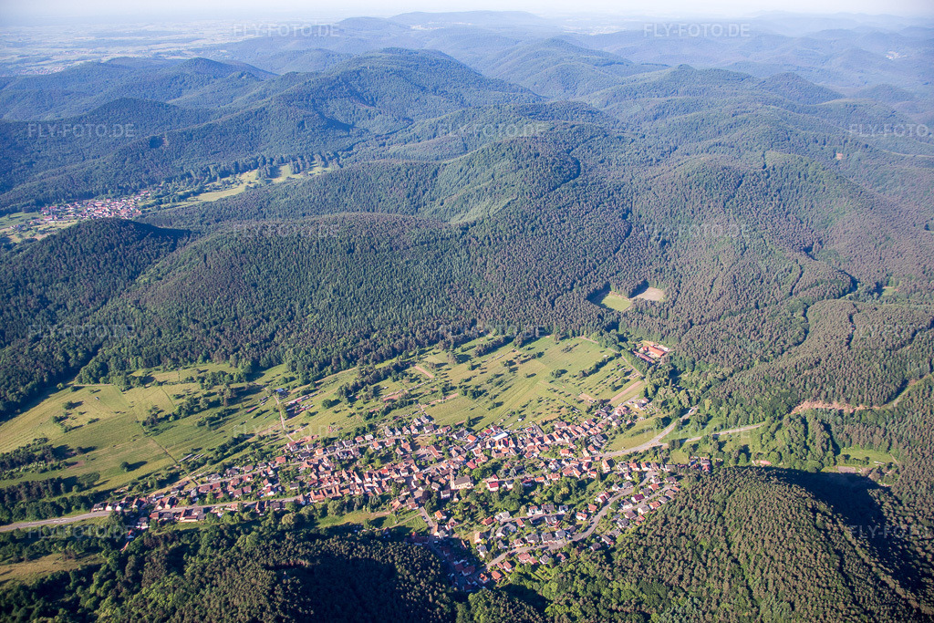 Luftbild: Ortsansicht der Straßen und Häuser der Wohngebiete in Birkenhördt im Bundesland Rheinland-Pfalz in Deutschland. Foto: IMG_080055.jpg vom 05.06.2015 durch Werner Riehm/FLY-FOTO.de