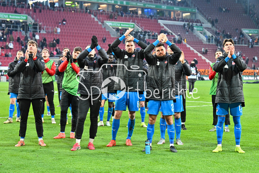 FC Augsburg - 1. FC Heidenheim | AUGSBURG, GERMANY - 15. FEBRUARY: die Spieler der Gäste bedanken sich mit hängenden Köpfen bei den mitgereisten Fans nach dem Bundesligamatch zwischen dem FC Augsburg und dem 1. FC Heidenheim am 22. Spieltag in der WWK-Arena / DFL REGULATIONS PROHIBIT ANY USE OF PHOTOGRAPHS AS IMAGE SEQUENCES AND/OR QUASI-VIDEO / Marnon BUSCH (1. FC Heidenheim 2) , Patrick MAINKA (1. FC Heidenheim 6), Mathias HONSAK (1. FC Heidenheim 17)