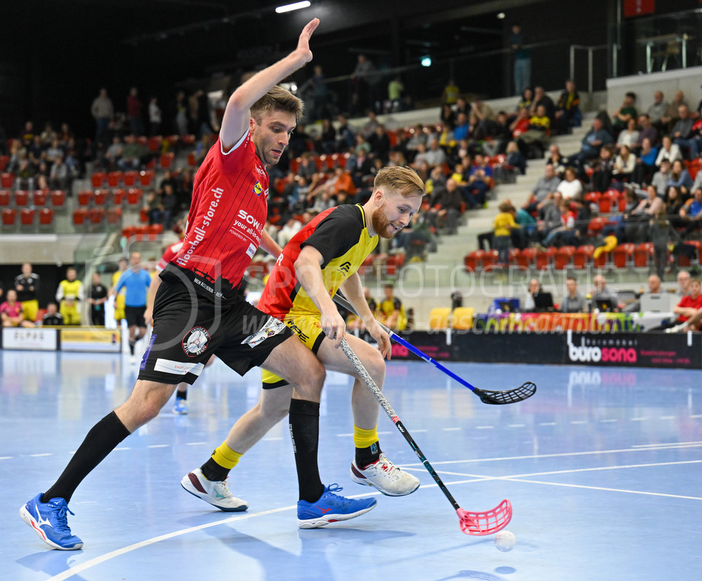 HC Rychenberg vs Basel Regio - 19. November 2022 | HC Rychenberg vs Basel Regio
AXA Arena, Winterthur
Noah Püntener (#19 HC Rychenberg) gegen Dennis Kramer (#8 Unihockey Basel Regio).
Bild: Sportfotografie Markus Aeschimann | www.markus-aeschimann.ch - Realized with Pictrs.com