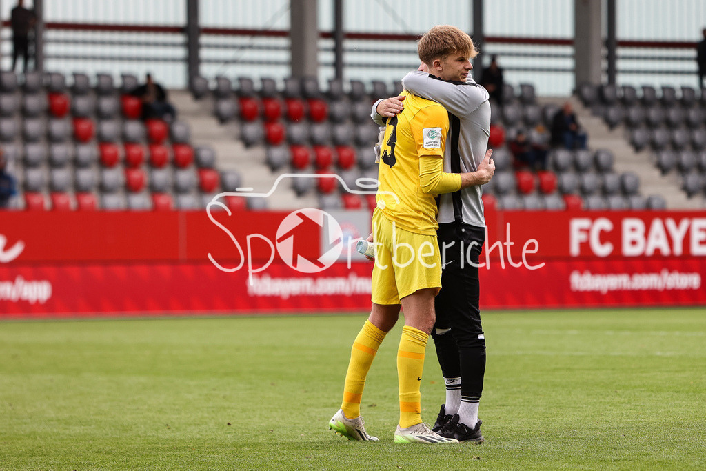 FC Bayern Muenchen U19 - 1. FC Kaiserslautern U19 | Lautern Keeper Fabian HECK (FCK #23) muss nach dem Spiel getroestet werden