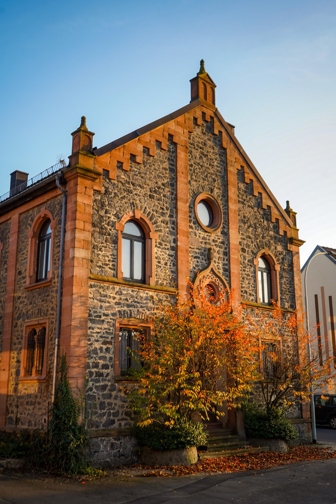 Synagoge im Abendrot - Ober-Seemen | Die Synagoge in Ober-Seemen gehört zu den wenigen erhaltenen jüdischen Gotteshäusern in Hessen. - Realisiert mit Pictrs.com