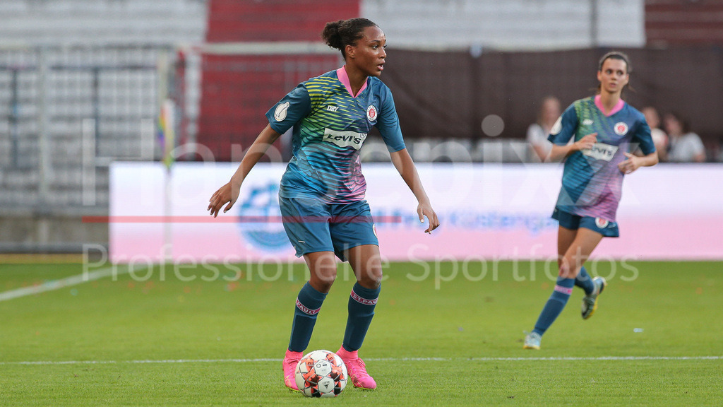 Fussball, DFB-Pokal Frauen, FC St. Pauli - Hamburger SV | v.li.: Midou Loubongo (FC St. Pauli, 2) am Ball, Einzelbild, Ganzkörper, Aktion, Action, Spielszene, DIE DFB-RICHTLINIEN UNTERSAGEN JEGLICHE NUTZUNG VON FOTOS ALS SEQUENZBILDER UND/ODER VIDEOÄHNLICHE FOTOSTRECKEN. DFB REGULATIONS PROHIBIT ANY USE OF PHOTOGRAPHS AS IMAGE SEQUENCES AND/OR QUASI-VIDEO.