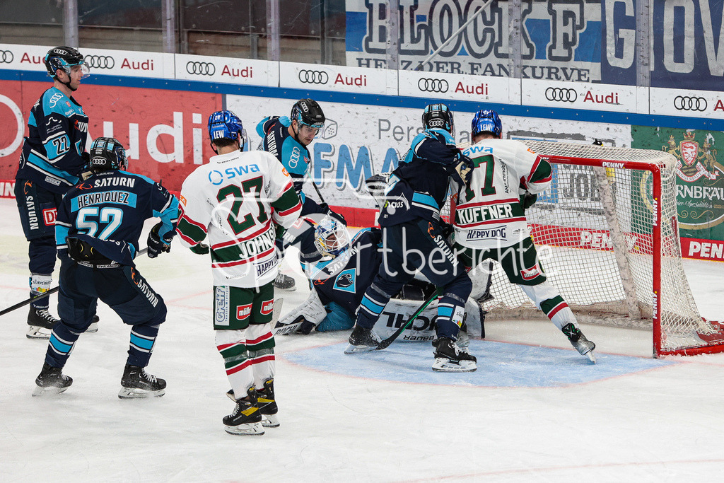 ERC Ingolstadt - Augsburger Panther | Ryan KUFFNER (AEV #17) kann in dieser Szenen den Puck nicht ueber die Linie druecken