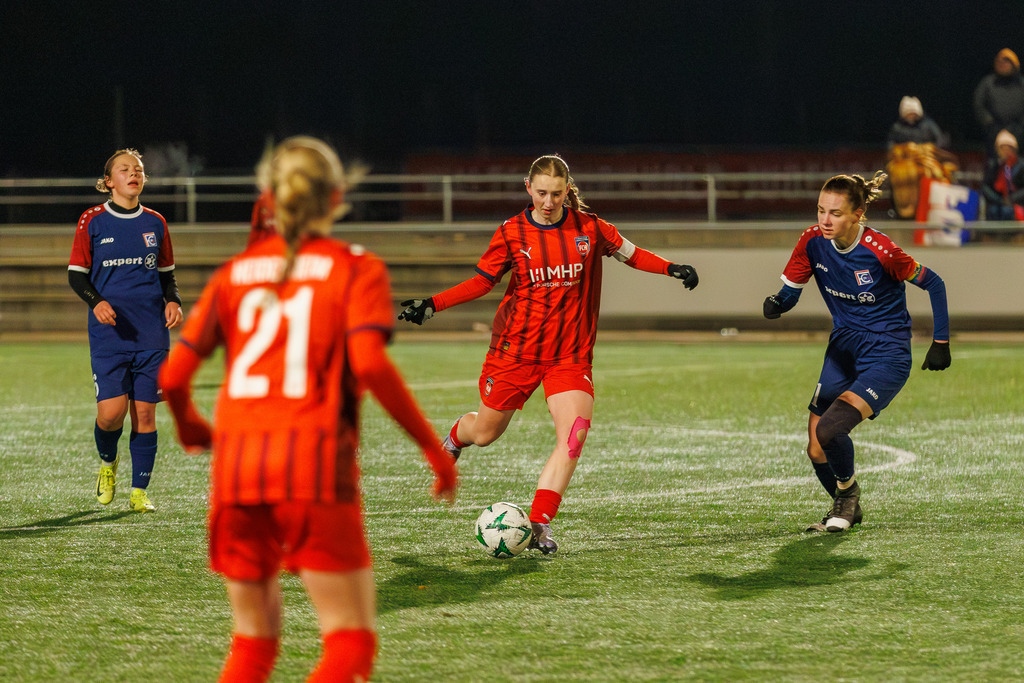 FCHFCE_251121_3476 | 1.FC Heidenheim 1846 II vs. FC Ellwangen II, Fußball, Frauen, Bezirksliga, 2025/2026, 10. Spieltag, 22.11.2025 in Heidenheim, Kunstrasen b. Voith-Arena West, Flutlichtspiel(Foto: Michael Bulling) - Realisiert mit Pictrs.com