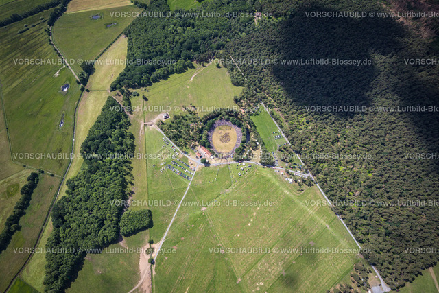 Duelmen220506073MerfelderBruchPferde17mm | Luftbild, Wildpferdefang im Merfelder Bruch bei Dülmen, Arena der Wildpferdebahn, Herzöge von Croÿ Anwesen, Pferdeherde,  Merfeld, Dülmen, Münsterland, Nordrhein-Westfalen, Deutschland