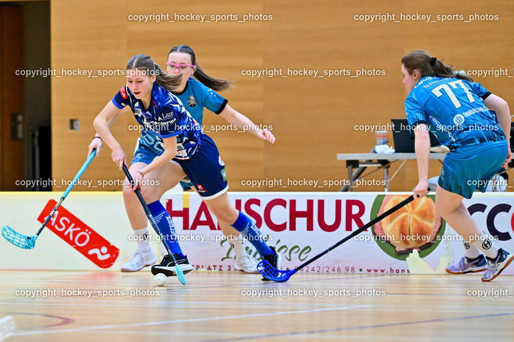 VSV Unihockey Damen vs. FCB München | #56 Eleni Huber VSV Unihockey, #77 Gundula Sopper FCB München, VSV Unihockey Damen vs. FCB München, VSV Unihockey Damen vs. FCB München am 24.01.2026 in Villach (Ballspielhalle St. Martin), Austria, (Photo by Bernd Stefan)