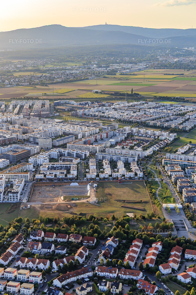 Luftbild: Baustelle der Wohnlage BERGHÖFE im Ortsteil Kalbach-Riedberg in Frankfurt im Bundesland Hessen in Deutschland. Foto: IMG_117685.jpg vom 10.09.2019 durch Werner Riehm/FLY-FOTO.deDEUTSCHE WOHNWERTE // Projekte // BERGHÖFE, Frankfurt