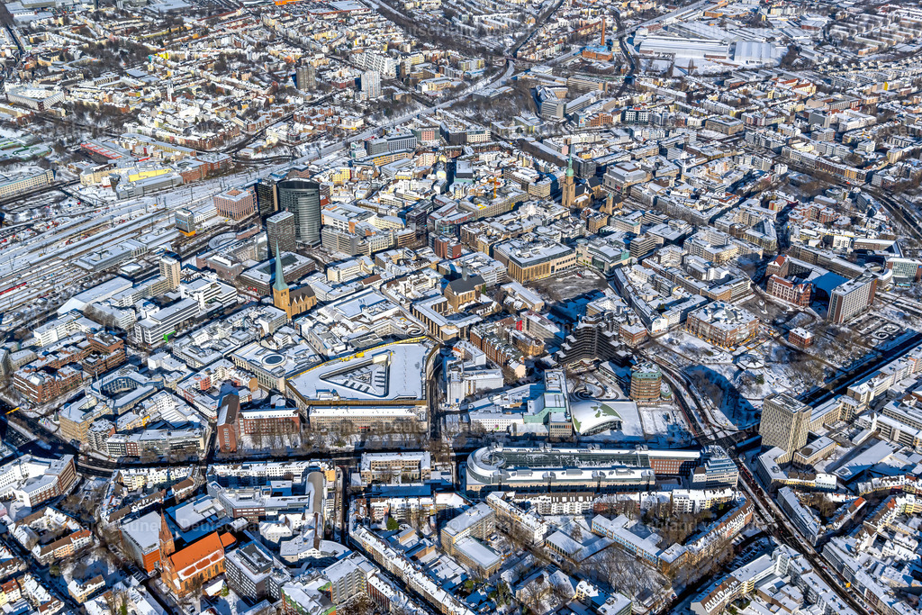 4043808 | DORTMUND 13.02.2021 Winterlich schneebedeckte Stadtansicht des Innenstadtbereiches in Dortmund im Ruhrgebiet im Bundesland Nordrhein-Westfalen, Deutschland. Weiterführende Informationen bei: Stadt Dortmund. // Wintry snowy city view on down town in Dortmund at Ruhrgebiet in the state North Rhine-Westphalia, Germany. Further information at: Stadt Dortmund. Foto: Gerhard Launer