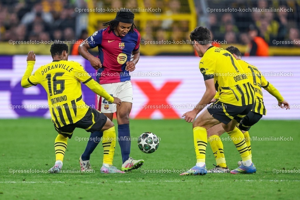 UCL1504251182 | 15.04.2025, Fußball, UEFA Champions League, Borussia Dortmund - FC Barcelona, BVB Stadion, Viertelfinale, Saison 2024 2025: Jules Kounde (FC Barcelona #23) im Zweikampf gegen Julien Duranville (BVB #16) Giovanni Reyna (BVB #7) Pascal Groß (BVB #13) Regulations prohibit any use of photographs as image sequences and or quasi-video.