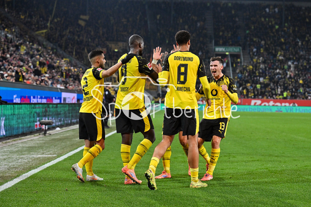 FC Augsburg - Borussia Dortmund | AUGSBURG, GERMANY - Serhou GUIRASSY (Borussia Dortmund 9) celebrates the goal to 0-1 during the bundesliga match between FC Augsburg vs. Borussia Dortmund on matchday 9 at WWK Arena on October 31, 2025 in Augsburg, Germany / DFL REGULATIONS PROHIBIT ANY USE OF PHOTOGRAPHS AS IMAGE SEQUENCES AND/OR QUASI-VIDEO / Carney CHUKWUEMEKA (Borussia Dortmund 17)