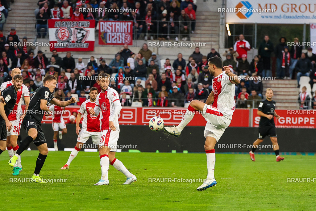 Rot-Weiss Essen - 1.Fc Schweinfurt | Essen, Deutschland, 02.11.2025 Klaus Gjasula  (Rot-Weiss Essen) Einzelaktion während des 3.Liga Spiels zwischen  Rot-Weiss Essen und 1.Fc Schweinfurt am 02.11.2025 im Stadion an der Hafenstraße in Essen. (Foto von Timo Bluhmki-Schmidt/Brauer Fotoagentur